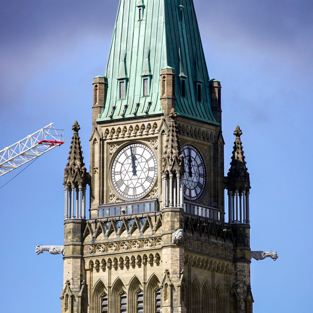Des sculptures gothiques, des cadrans d’horloge et un toit de cuivre.
