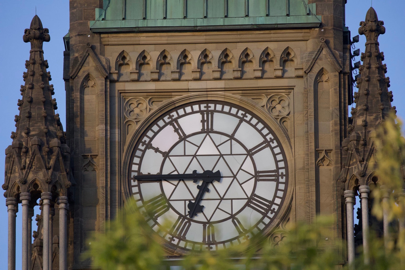Le cadran de l’horloge, de près.