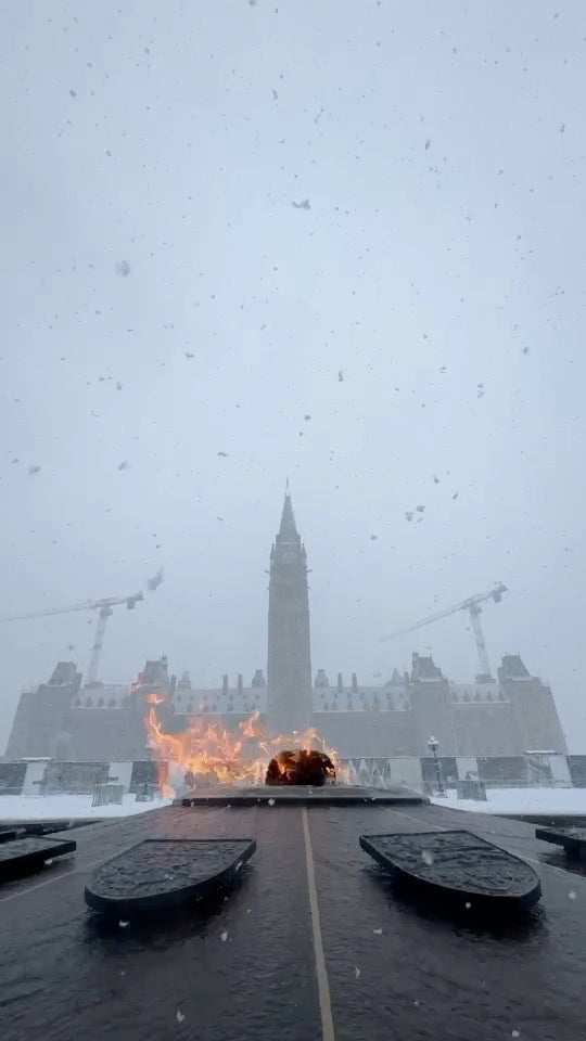 La flamme éternelle et la Tour de la Paix sous la neige en hiver