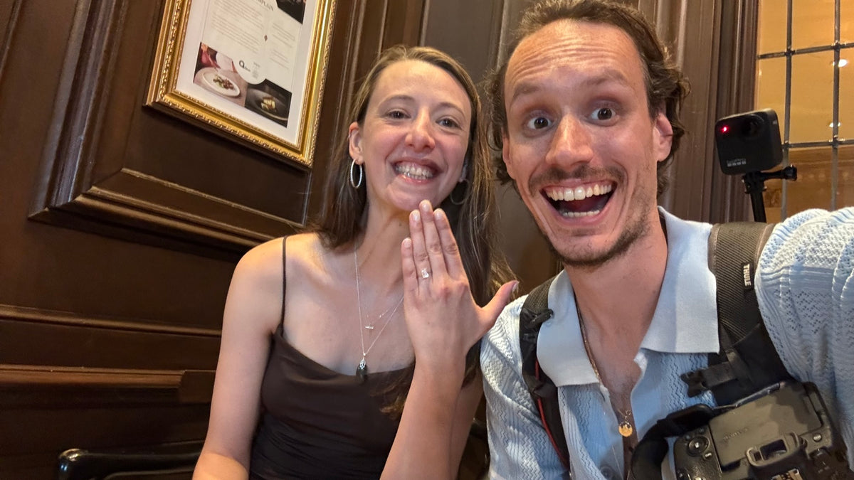 Alex et Steph sourient ensemble après leurs fiançailles