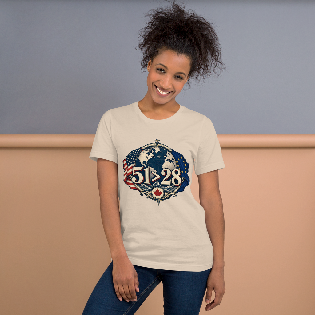 T-shirt crème pâle 51 > 28 porté par un modèle, aperçu fourni par Printful