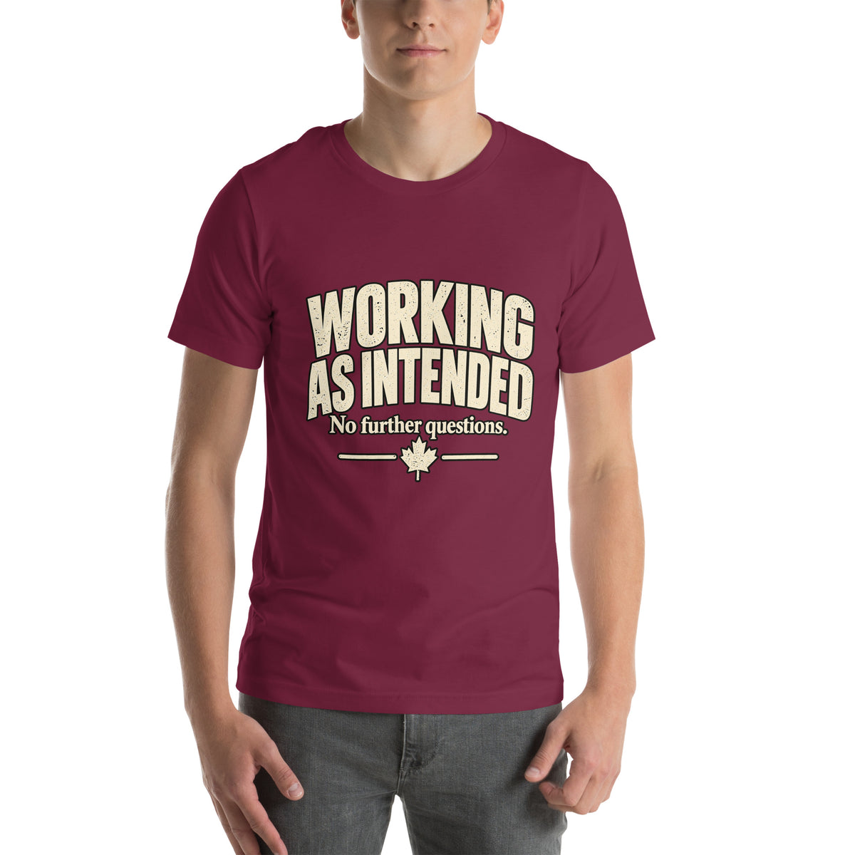 T-shirt bordeaux Working As Intended porté par un modèle, aperçu officiel du devant fourni par Printful